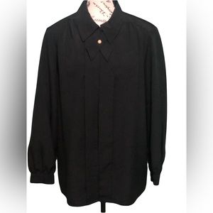 Beautiful black blouse! Great to use for office outfit or a fancy dinner!